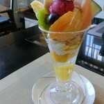 Cafe 絵里奈 - 季節のフルーツパフェ