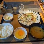 やよい軒 - 私が頼んだ、大豆ミートの野菜炒め定食(税込700円)＋生玉子(60円)で、760円…