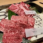 Oumigyuuyakiniku Dodoitsu - 近江牛赤身インサイド（5枚）¥2,000 近江牛ツラミ（5枚）¥1,300