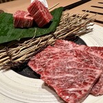 Oumigyuuyakiniku Dodoitsu - 黒特選ハラミ（5枚）¥2,000 近江牛赤身上フィレ（2カット）¥1,800