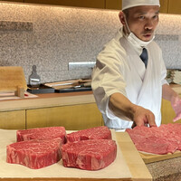 おく村 - 常連さんのリクエストに応えて、照寿司さんみたいにポーズをキメてくださった、優しい大将。この写真だと顔付きが怖そうに見えるかもですが、普段は寡黙でおとなしい人で怖くないですよ。