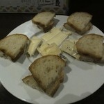 hE - チーズ盛り合わせ800円