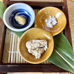 中華蕎麦 鳴神食堂 - 薬味に鱧子の煮付け（写真下）お塩と山椒味噌。