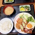 十八番 - フライ盛（アスパラ肉巻き、ベーコンエッグ、串カツ）¥850。