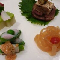 鴻臚 - ◇春の彩り前菜盛り合わせ・・クラゲ・チャーシューなど定番の品です。可もなく不可もなく。
                春らしいのは「アスパラ」かな。
                