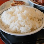 興楽 - デフォでも大盛のごはん