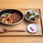 BROWN RICE Tokyo Omotesando - タマネギとトマトの甘味を引き出し、オリジナルブレンドのスパイスで煮込んだベジカレー。付け合わせが二品付きます。