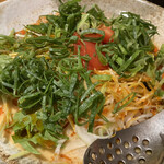 担々麺 侘寂美 - 青ネギ、大葉のように見える‪w