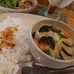 ノマディック カフェ - 鶏もも肉とズッキーニと茄子のグリーンカレー