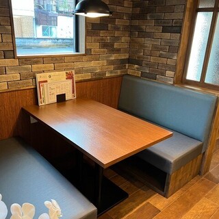 入口に近く、程よく区切られた落ち着いた雰囲気の4名様席。