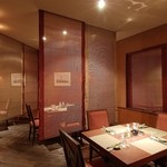 中国料理 神戸壺中天 - 各テーブル席はカーテンで仕切ることが出来ます。