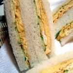 純喫茶ヒロ - たーまーごーさーんど。オムレツたまごとスライス胡瓜。マスタード効いてます。たーまーごーさーんどは甘くなくふんわり。