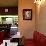 純喫茶ヒロ - シャンデリアと婦人の絵画