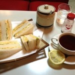 純喫茶ヒロ - たーまーごーさーんーど と紅茶。五百五十円と三百五十円。食べ物と合わせると百円引き。則ち八百円也
