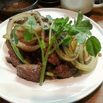 ステーキてっぺい - てっぺいステーキ200gに焼きオニオンを乗せてみました。