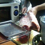 ステーキてっぺい - 店主が肉を捌く様子。丁寧に筋を取り除きます。
