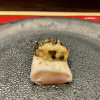 焼鶏 ひらこ - 胃に近い生の砂肝とキャビアを乗せたちょい焼きささみ
