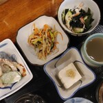 マル金そば - 数々のお惣菜