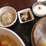 龍香 - 付け合わせの春雨サラダ＆杏仁豆腐！