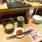 Sushi Uogashi Nihonichi - 卓上セット。7月、お茶が冷たかった^ ^。