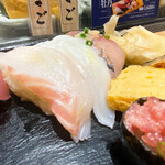 寿司 魚がし日本一 - そこそこ身も厚みあり大きく。