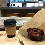 ダブルティー アリアケ - ホットコーヒー300円別とワイルドベリーロール380円別。