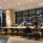 ダブルティー アリアケ - 有明ガーデン中央吹抜けEエスカレーター正面。