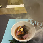 トゥ・ラ・ジョア イズム - 鰻牛　蓋を開けるとプチ燻製に。