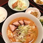 中華居酒屋 華郷 - チャーシュー坦々麺定食。 坦々麺の中にシャキシャキのレタスが絶妙な歯ごたえでした。 福岡県博多