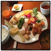 春秋ユラリ 恵比寿 - ユラリ畑ブッフェと白ご飯・味噌椀のセット。
                野菜料理を食べ放題。
                味付けはかなり薄い。
                当然ながら、女子ばかり。
