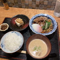 北新地 つきしろ - 黒毛和牛肩バラのすき焼き定食＋温泉玉子（粕汁少なめリクエスト）