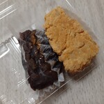 大平餅 - おはぎ各110円。本当はちゃんとまんまるです。ビニール袋の中で縦になってるの気付かず(T_T)こんな写真載せてごめんなさい。