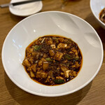 麻布 勇 - 山芋入り粗挽き肉の麻婆豆腐