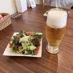 Wainshokudou albero - サラダと+220円の生ビール