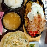 Kaju Aruteppam Momomaru - 焼そば定食800円。ミニ？サラダ付き(^_^;)