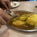 ナイルレストラン - 肉をほぐしてくれます。奥の骨、シャブリたい！