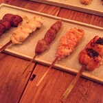 Yakitori Baru Otto - 全て丁寧な焼き  柔らかくて、素材の風味とそれに合うソースがグッド。左からレバー、フリソデ柚子胡椒、丸ハツ、カシワケイジャン、アキレス味噌ダレ 個人的にはアキレス食べ応えアリで美味しい(๑❛ڡ❛๑)