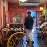 ナイルレストラン - 着席後、入口方面をパシャり