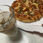 ドミノピザ - アイスカフェオレでいただきます。