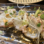 つばめ家 - 生ダコのネギ塩胡麻油
                                美味しいのはもちろんガラスの器が季節感たっぷりでした。