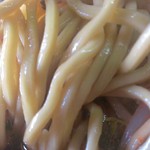 ラーメン生郎 - 麺は四角い断面の太縮れ麺、ゴワゴワした固めの歯応え、慣れてくると癖になりそうな麺かもしれません。（撮影許可済み）