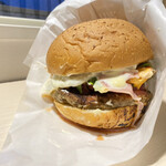 BRASSERIE WILL - オリジナルバーガーに
肉パティ　ベーコン　半熟玉子　トマト
チーズ　マヨネーズ　ハニーマスタード