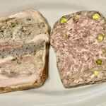 Abats - 左が薩摩地鶏と栗が層に重ねられたテリーヌ　右がabatsの代名詞パテ・ド・カンパーニュ