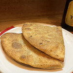 蜃気楼 - ひき肉を挟んだスパイシーなピザ生地のようなかんじ