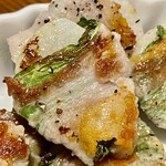 お好み焼き 鉄ちゃん - 餃子というより豚肉焼きな感じがまたお好み焼き屋らしくて良いです