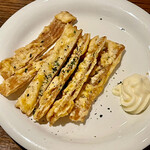 お好み焼き 鉄ちゃん - コテで綺麗に切り揃えられたイカ天焼き