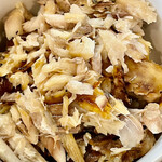 カネヒデ小林商店 - 食べたいのを我慢して身をほぐします