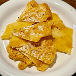 お好み焼き 鉄ちゃん - チーズ煎餅　広島でこれを出す店は例外なくガンガン飲める店ですｗ