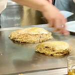 お好み焼き 鉄ちゃん - 手前がワイフの肉玉そば　奥が私の肉玉そばダブルです　大きさが全然違いますねｗ