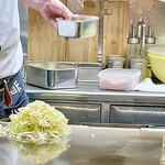 お好み焼き 鉄ちゃん - 山盛りのキャベツを生地に乗せてじっくり焼きます